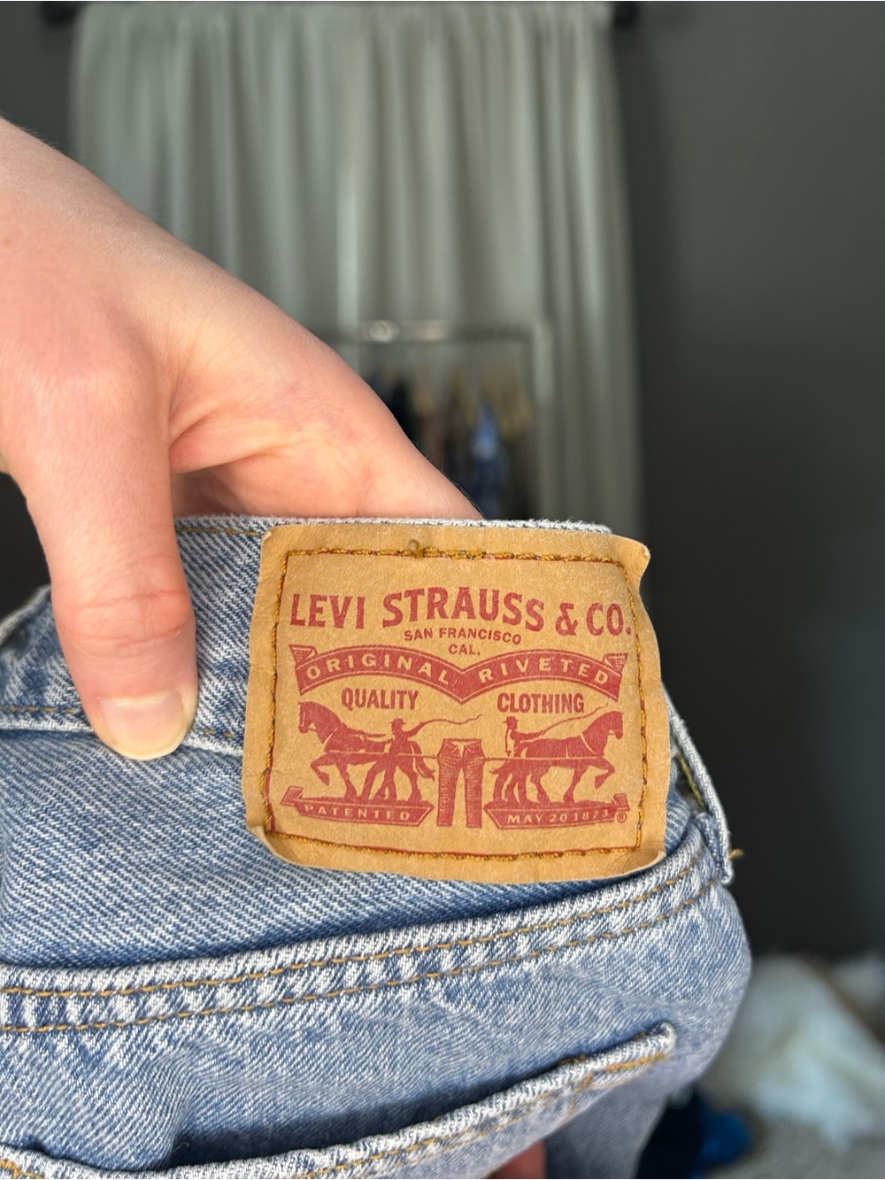 🏜️LEVI’S Icon Denim Mini Skirt Light Wash Raw Hem High Rise - Size 25 - Picture 4 of 7